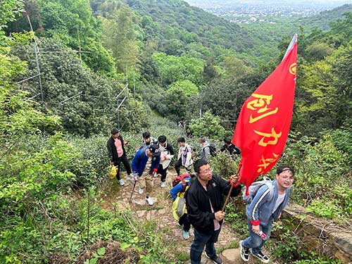 【登山望湖 走进春天】上海凯发旗舰厅集团开展2024年山野徒步活动(图5)