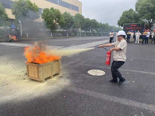 “人人讲安全、个个会应急”——上海凯发旗舰厅集团开展“安全月”消防演习活动(图5)