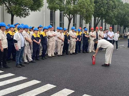 “人人讲安全、个个会应急”——上海凯发旗舰厅集团开展“安全月”消防演习活动(图2)